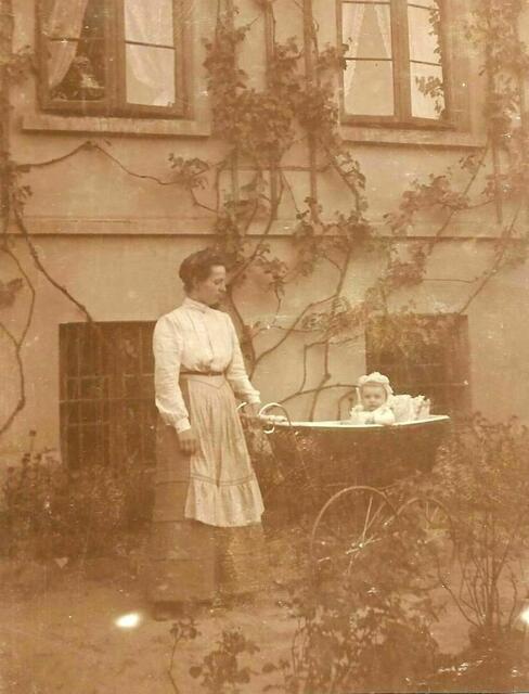 Margarete mit Töchterchen Maria, schon in der Rautenstraße 4