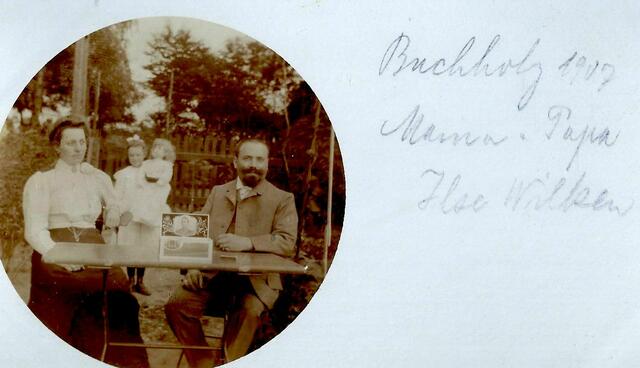 Margarete schaut ungewöhnlich ernst drein, Klein-Buchholz, Podbielskistraße 231, 1907. Das Kind mit der Puppe im Arm ist Ilse Wilken, Enkelin des Hauseigentümers August Wilken. Maria, Tochter von Margarete und Heinz, ist noch nicht geboren, sie wird erst in der Rautenstraße 4 zur Welt kommen.