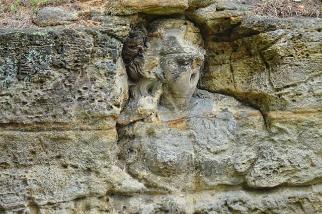 diese Plastiken wurden erst um 1900 in den Sandsteinfelsen des Unterbaus vom Aussichtsturm - Belvedere geschaffen