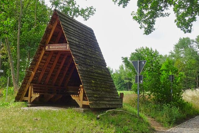 Schutzhütte mit Wegeiser zur Medingschanze