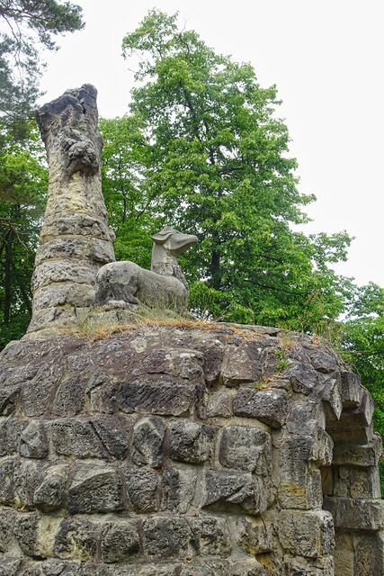Grotte mit Hirsch und Baum