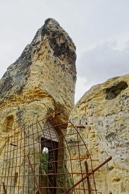 Klusfelsen, zur Sicherheit der Höhlen vor weiteren Zerstörungen wurden die Höhleneingänge durch Eisengittern gesichert. Auch Stützpfeiler und Ausmauerungen mussten zur Sicherheit des maroden Sandsteins angebracht werden.
