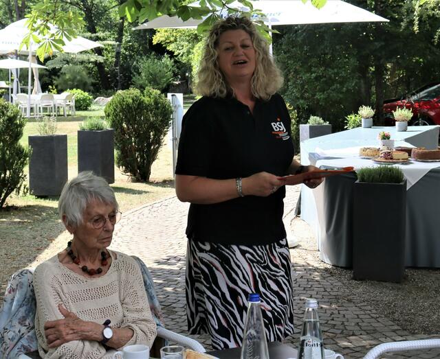 links Gisela Bartmann und neben ihr Claudia Linke