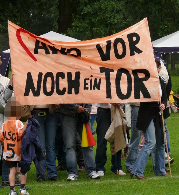 Schlachtenbummler am Spielfeldrand