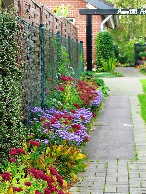 In den Seitebeeten lösen sich die unterschiedlichsten ab. Hier der Spätsommer