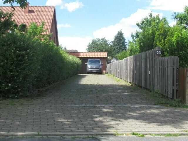 Nur zweckmäßig: mit Verbundsteinen auf 3,60m Breite und einer Länge von 30m befestigt.