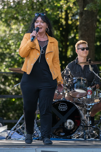 Rockmesse im Stadtgarten Friedberg/Bayern - Organisatorin Petra Gerber bei der Eröffnungsansprache