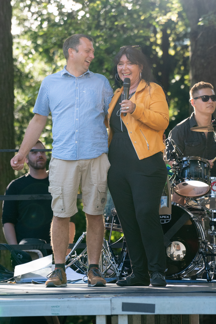 Rockmesse im Stadtgarten Friedberg/Bayern - Organisatorin Petra Gerber bedankt sich bei Bauhof-Chef Willi Erhard für die Große Unterstützung durch die Mitarbeiter des Friedberger Bauhofs