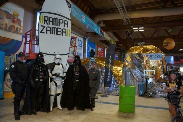 die Sturmtruppeneinheit der Star Wars Freunde Allgäu flanieren über das Gelände
