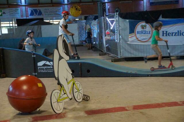 die Jüngsten tasten sich erst mal ran an die Technik beim Pumptrack