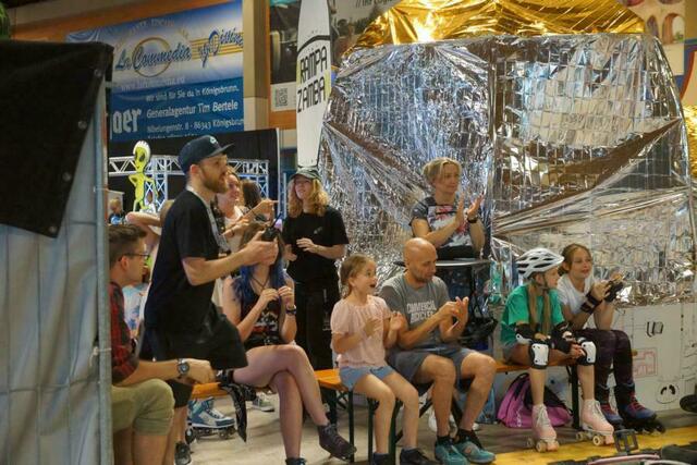 Applaus bei der Siegerehrung für die BMX-Artisten vom "King of Dirt"