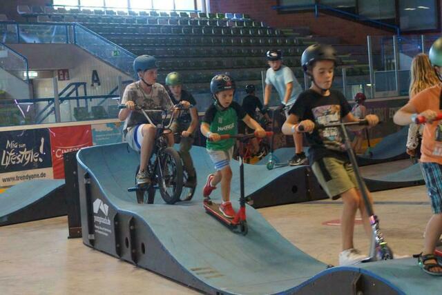 auf dem Pumptrack werden Wellen und Kurven durch "pumpen" mit dem eigenen Körpergewicht überwunden
