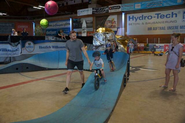begeistert mit dem Laufrad auf dem Pumptrack