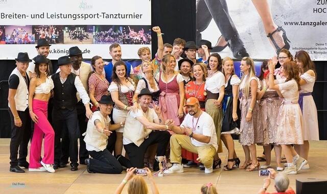 Die Ü30 Gewinner -Sister A.kt mit Unterstützung der Giants. | Foto: Tina Möller