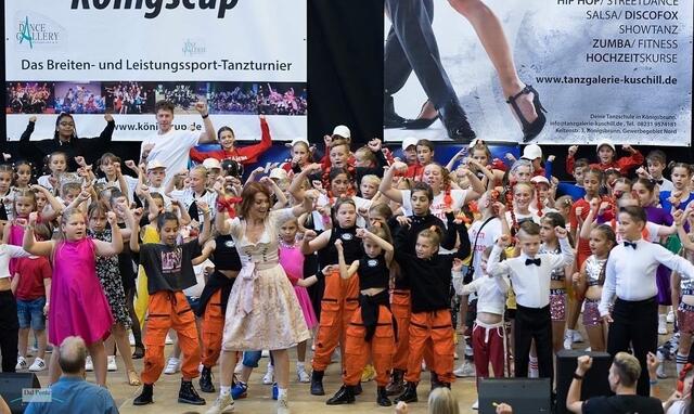 Everybody dance now! Tanja Kuschill heizt ihren Tanzschülern ein. | Foto: Tina Möller