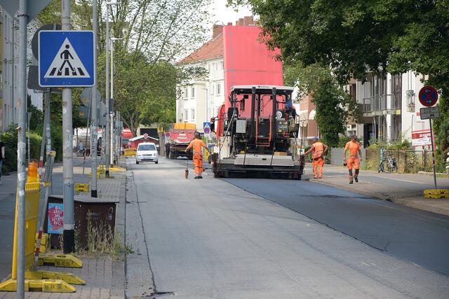 Was laüft falsch bei den Menschen, die die Schilder und Schranken umfahren und meinen über eine frische, warme und noch weiche Fahrbahndecke fahren zu müssen...?