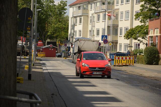 ... Ja nur zu: In einer Baustelle gibt es ja keine Gefahren, wie noch nicht gekennzeichnete Löcher oder Astphalt, der sich in das Profil der reifen setzen könnte...