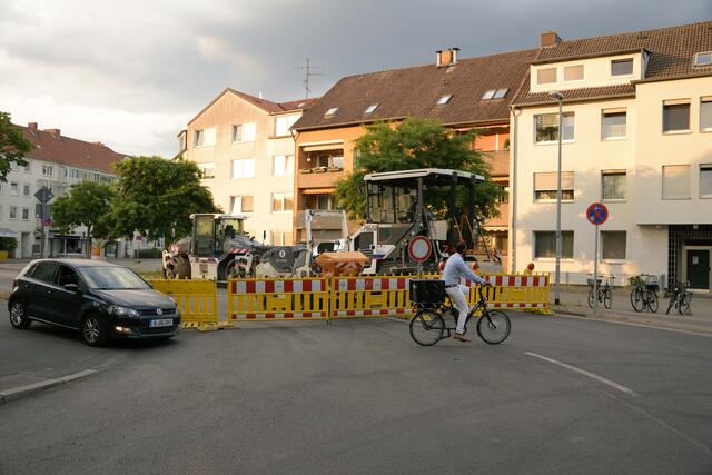 "Wenn die Fahrbahn gesperrt ist, gibt es ja zum Glück auch noch andere Wege!"