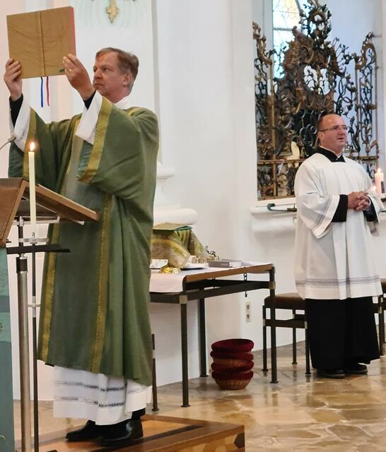 Diakon Armin Eder verkündet das Hl. Evangelium, daneben Mesner Antoni Riedel