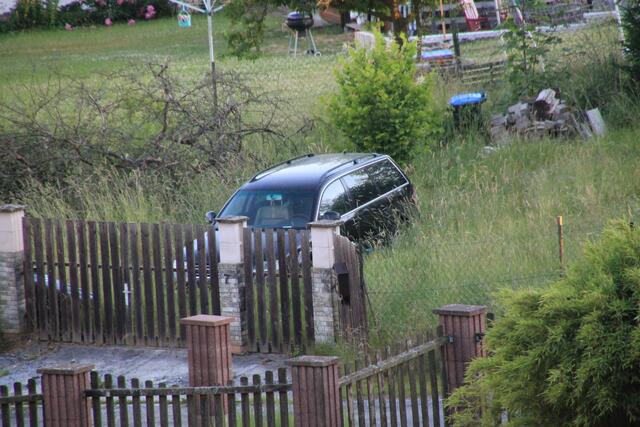 ...und hier steht "er" - der VW - deutsches Fabrikat - seit mindestens 2 Jahren. Ist ja "nur" ein Kombi - kein SUV - schadet niemandem! Oder vielleicht doch?