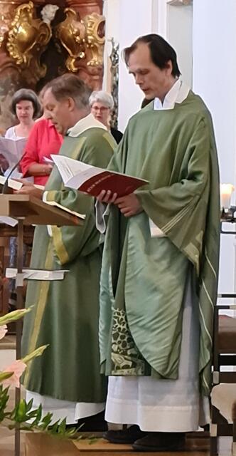 Diakon Armin Eder und Prof. Pater Dr. Alban Rüttenauer SAC﻿ beim Wortgottesdienst