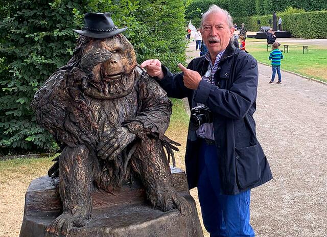 Da setzt sich doch der Orang Utan einfach meinen Hut auf.