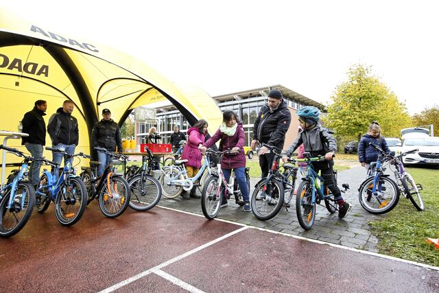 Von links die Mitarbeiter des ADAC Technik Zentrums beim ADAC Test von Kinderfahrrädern zusammen mit Kindern von der Platanenschule Landsberg/Lech: von links Matthias Zimmermann, Michael Peuckert, Ruprecht Müller und rechts (mit Kindern) Roberto Schirosi. Foto: ADAC/Ralph Wagner
