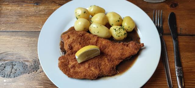 ...paniertes Hähnchenschnitzel mit Champignonsoße...