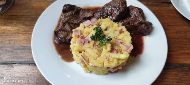 Rinderfilet mit Bratkartoffeln (die sehen anders aus als bei uns)