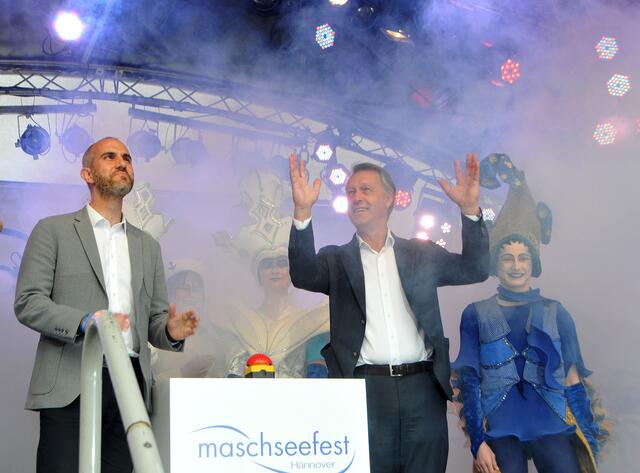 Hannovers Oberbürgermeister Belit Onay (l.) und Hans Nolte, Geschäftsführer der Hannover Veranstaltungs GmbH (r.)