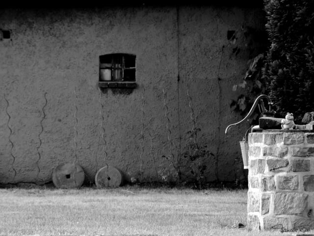Ein Brunnen vor einer Scheune auf dem Rückweg