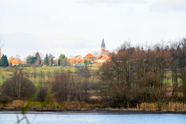 der Gondelteich mit der Bonhoeffer Kirche