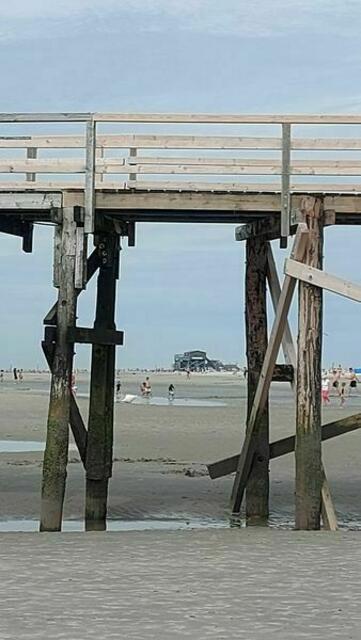 Der Steg zum Pfahlbau