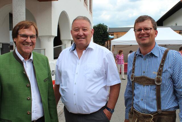 Der Bürgermeister der Gemeinde Vorderhornbach, Gottfried Ginther (li.), begrüßte die Friedberger Gäste Bürgermeister Richard Scharold (Mitte) und Alpenvereinsvorsitzenden Richard Mayr (re.).