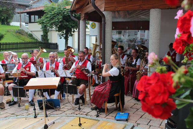 Die Friedberger Stadtkapelle und die Vorderhornbacher Kapelle spielten gemeinsam auf.