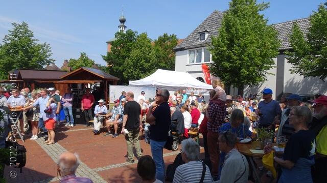 Auf dem Marktplatz von Schönberg ist viel los