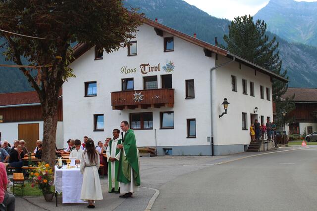 Die Messe unter freiem Himmel wurde von Ortspfarrer Zeisler zusammen mit Pater David von der Friedberger Pfarrei St. Jakob gesaltet. Im Hintergrund das Friedberger Alpenvereinshaus "Haus Tirol".