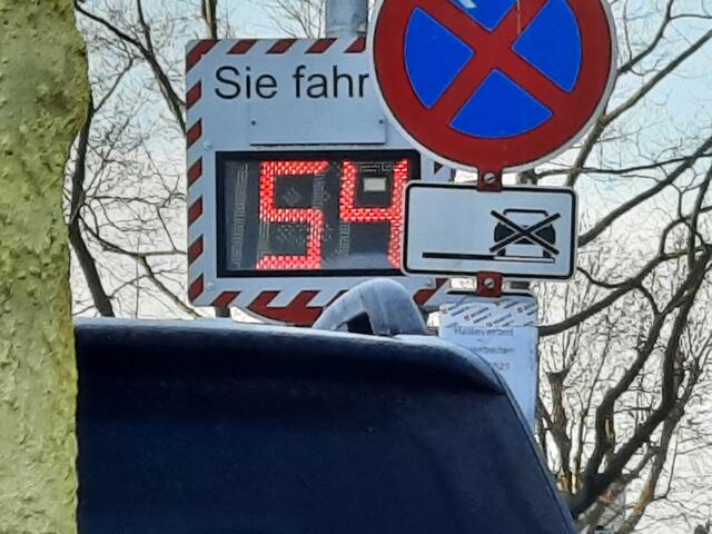 54 km/h, statt 30. Aha, das nennt sich Verantwortung für Grundschulkinder.