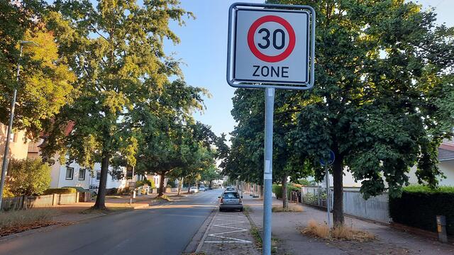 Rennstrecke Zone 30, mit bis zu 56 km/h fotografiert: Die Hackethalstraße in Langenhagen Wiesenau wird - direkt vor der Adolf-Reichwein-Grundschule - als Rennstrecke genutzt. SO zeigen manche Personen am Steuer ihre Verantwortung für die Schulkinder, und für alle anderen.