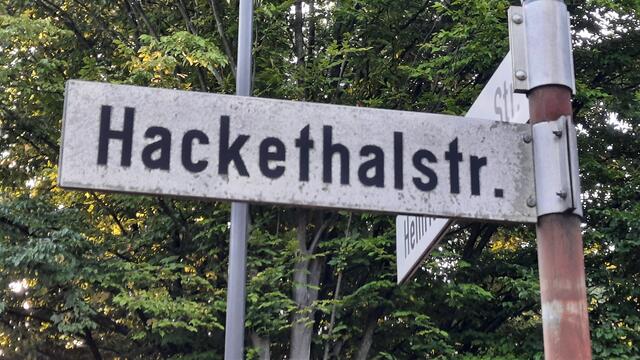 Es geht im die Hackethalstraße in Langenhagen-Wiesenau, an der auch die Adolf-Reichwein-Grundschule steht.