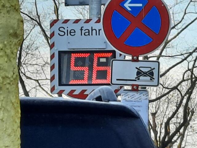 56 km/h, statt 30. Aha, das nennt sich Verantwortung für Grundschulkinder.