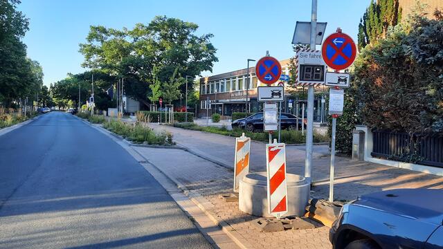 Das Messgerät der Stadt Langenhagen steht DIREKT vor dem Eingang der Adolf-Reichwein-Grundschule in Wiesenau: Aber auch DAS hindert bestimmte Personen am Steuer ihrer Kfz nicht am Rasen. Was tun? Die Stadt Langenhagen macht(e) gute Vorschläge ....