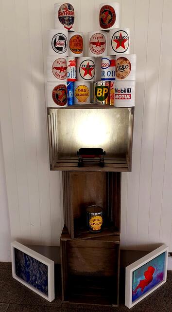 Kunstausstellung "Ocean Between in Berlin. Installation OIL von Susanne Schumacher.