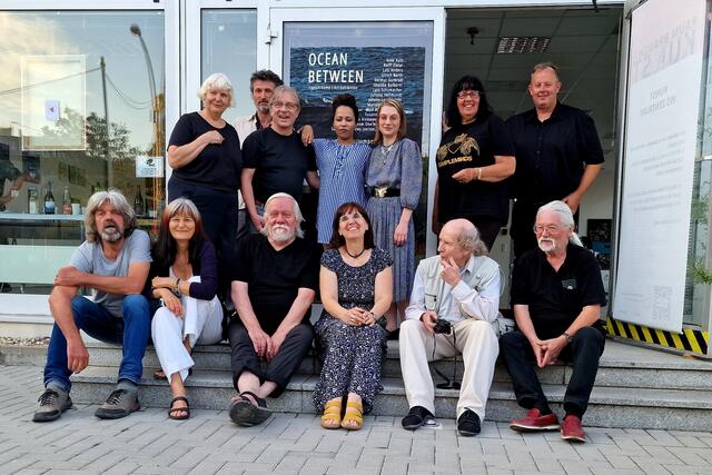 Das Team: Künstler und Künstlerinnen Kunstausstellung / Symposium Berlin 2022.  Anke Aust, Marianna Buchwald, Anastasia Alekseevna Mikhaylova, Helmut Gutbrod, Johann Leschinkohl, Juliana Hellmundt, Lars Schumacher, Lutz Anders, Rolff Zlatar, Shalaka Kulkarni, Susanne Schumacher, Ulrich Barth, Wolf Rüdiger Leister und die Stadtgärtner vom OneTenPark Windsor Kanada Susan Gold, Kewy Janisse, Linda Renaud, Majid Tabe. | Foto: OCEAN BETWEEN