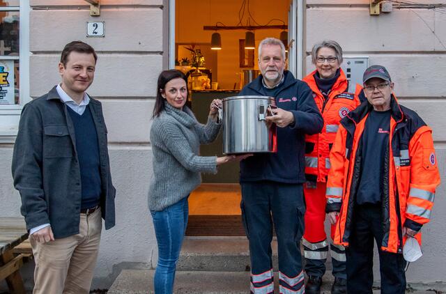Timm Tebbe, Vonovia Regionalbereichsleiter Bremen, und Julia Krug, SuppenGrün, mit Andreas Ricken, Karin Stelljes und Andreas Ullmann von der Johaniniter-Unfall-Hilfe Bremen. Copyright: Vonovia SE