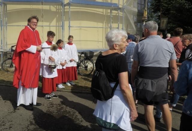 Afrawallfahrt 2022 - Einzug der Wallfahrer nach der traditionellen Fußwallfahrt des Wallfahrervereins. Begrüßung mit Segen und Weihwasser durch Stadtpfarrer Steffen Brühl. | Foto: Achim Lüders