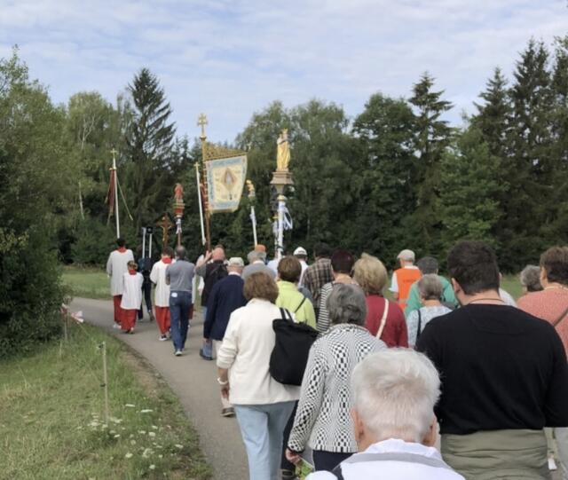 Afrawallfahrt 2022 - Traditionellen Fußwallfahrt des Wallfahrervereins von der Stadtpfarrkirche St. zur Wallfahrtskirche St. Afra im Felde. | Foto: Achim Lüders