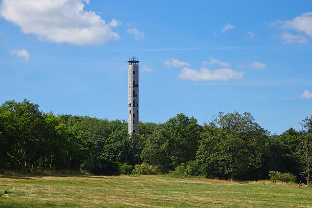 ein alter, nicht mehr genutzter Feuermeldeturm, in der Nähe des NES "Kleebeck"