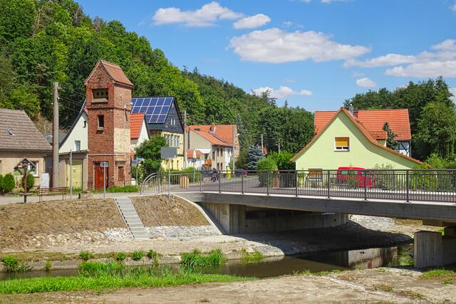 Wipperbrücke Friesdorf mit einer alten Trafostation (Backsteinbau)
