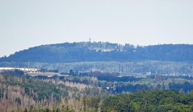 Auerberg mit dem Josephskreuz  aus über 18 km Entfernung von NES "Kleebeck" aufgenommen, die Waldschäden sind nicht übersehbar